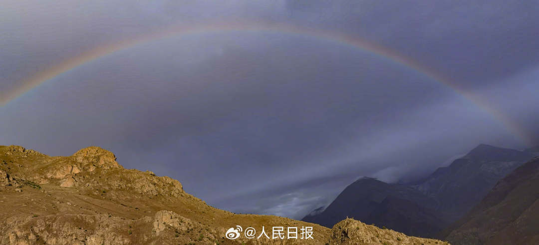 接好運(yùn)！青藏高原現(xiàn)巨大彩虹橋