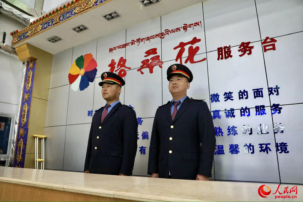 那曲火車站格?；ǚ?wù)臺。人民網(wǎng)記者 次仁羅布攝