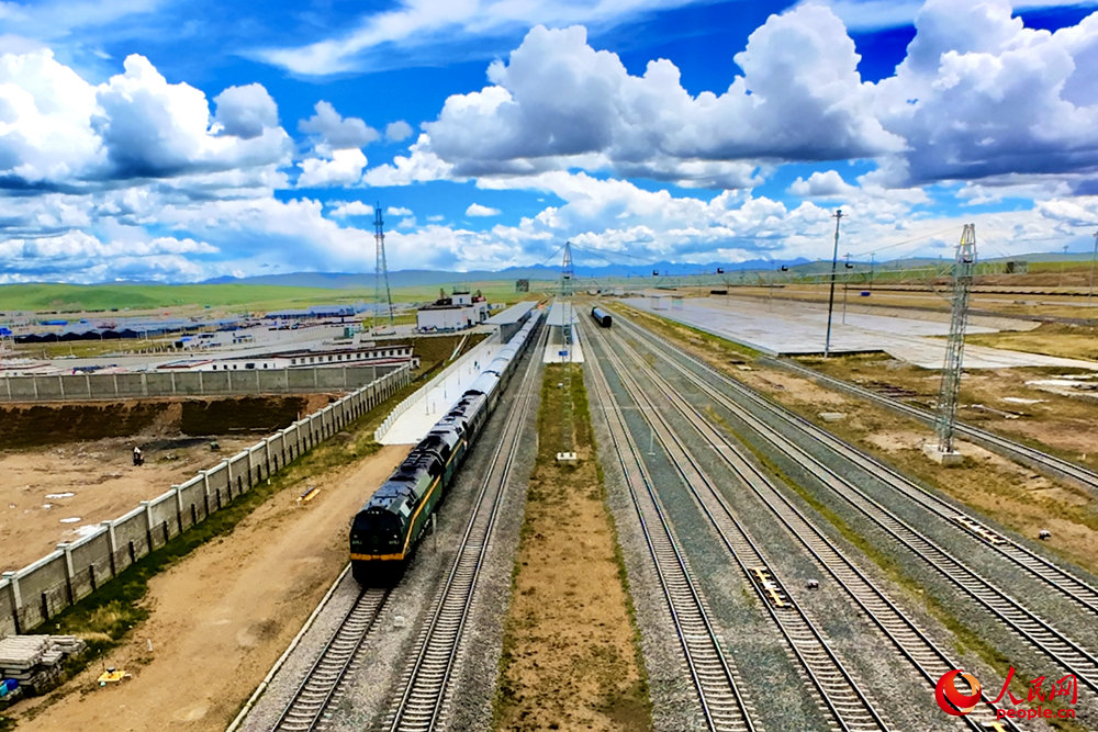 Z166次列車駛向那曲站。人民網(wǎng)記者 趙晨攝