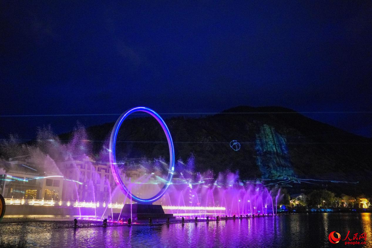 西藏林芝市民族團(tuán)結(jié)廣場(chǎng)音樂(lè)噴泉。人民網(wǎng)記者 趙晨攝