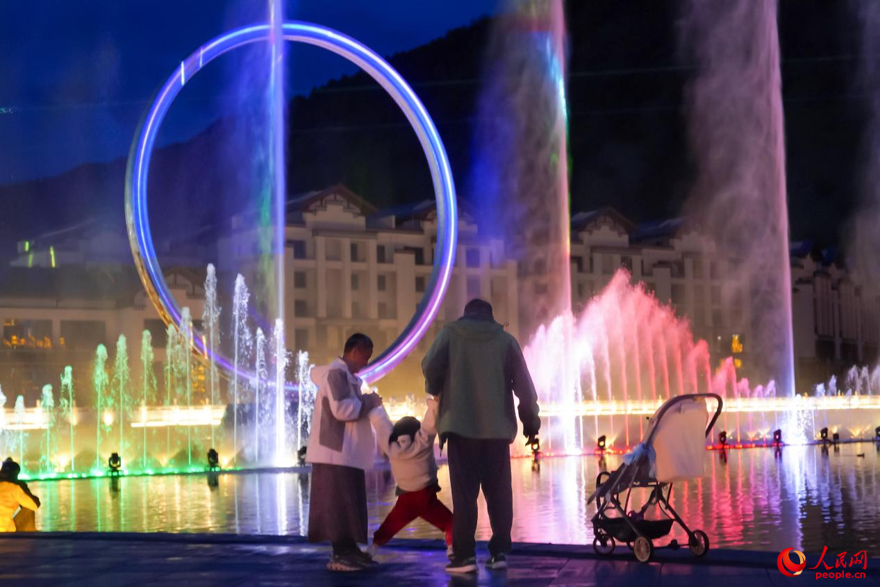 居民在西藏林芝市民族團(tuán)結(jié)廣場(chǎng)上玩耍。人民網(wǎng)記者 趙晨攝