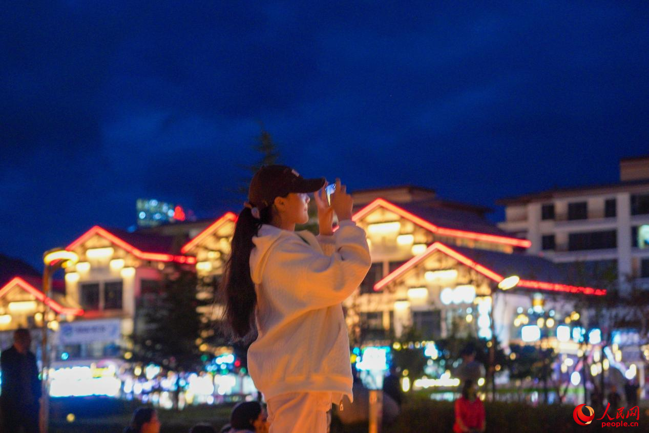 居民在西藏林芝市民族團(tuán)結(jié)廣場(chǎng)上拍照。人民網(wǎng)記者 趙晨攝