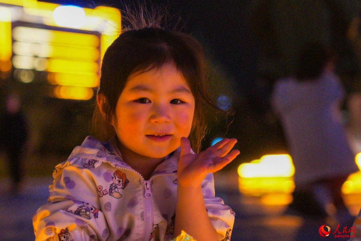 西藏林芝市民族團(tuán)結(jié)廣場(chǎng)上的兒童。人民網(wǎng)記者 趙晨攝