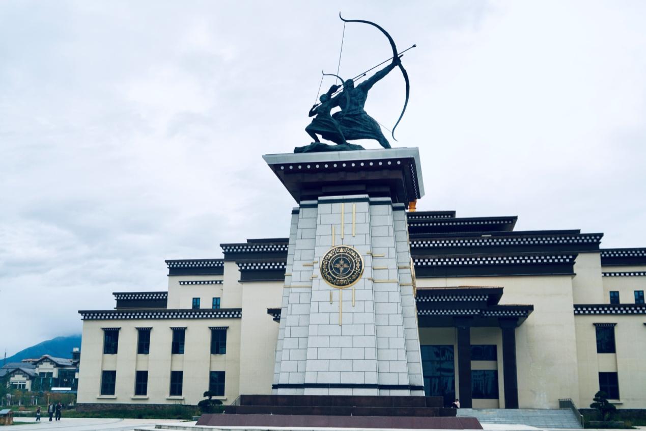 工布公園里的城市地標(biāo)雕塑——畢秀之子。人民網(wǎng)記者 益西康珠攝