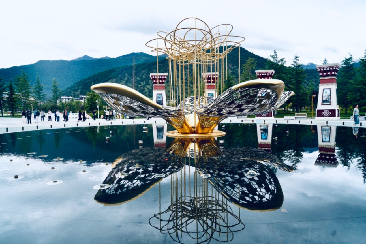 工布公園里的桃花主題雕塑——萬樹桃花。人民網(wǎng)記者 益西康珠攝