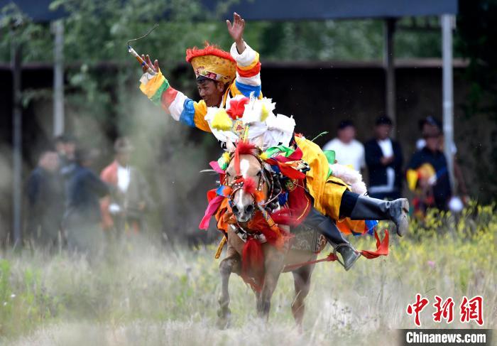 西藏拉薩：賽馬慶?！巴?jié)”