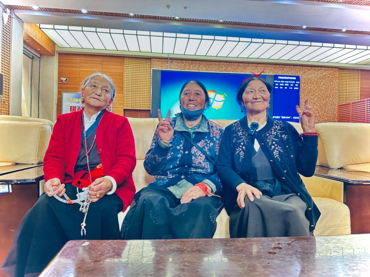 來自四川甘孜的三位阿媽在拉薩火車站等候前往青海西寧的列車。人民網(wǎng)記者 益西康珠攝