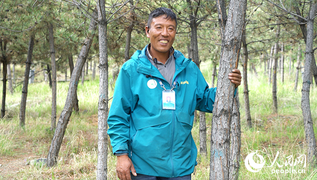 南山公園護林員扎西曲培。人民網記者 宋子節(jié)攝