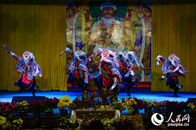 扎西曲登社區(qū)藏戲表演。人民網記者 次仁羅布攝
