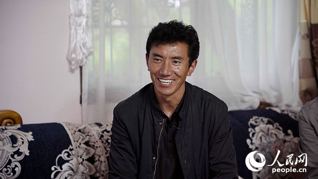 嘎拉村村民達瓦堅參聊起孩子們滿臉自豪。人民網記者 趙晨攝