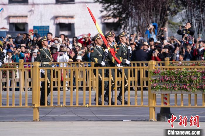 西藏布達(dá)拉宮廣場(chǎng)舉行升國(guó)旗儀式