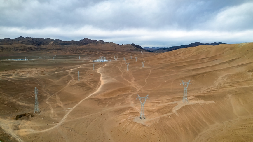 阿里地區(qū)首套電網側帶超容構網型SVG工程全景。趙清鵬攝