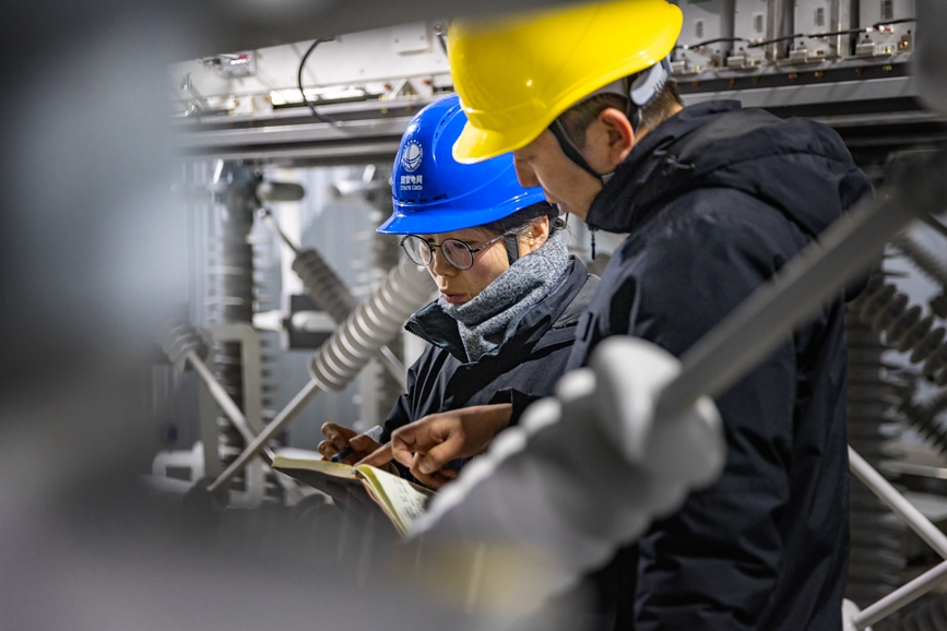 阿里地區(qū)首套電網側帶超容構網型SVG工程現場工作人員正在進行投運前設備位置檢查。趙清鵬攝