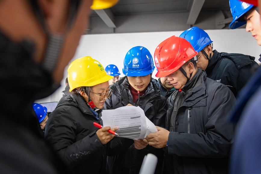 阿里地區(qū)首套電網側帶超容構網型SVG工程現場運維人員正在進行投運操作。趙清鵬攝