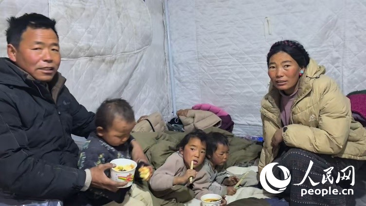 森嘎村村民扎西一家五口。人民網(wǎng)記者 吳雨仁攝