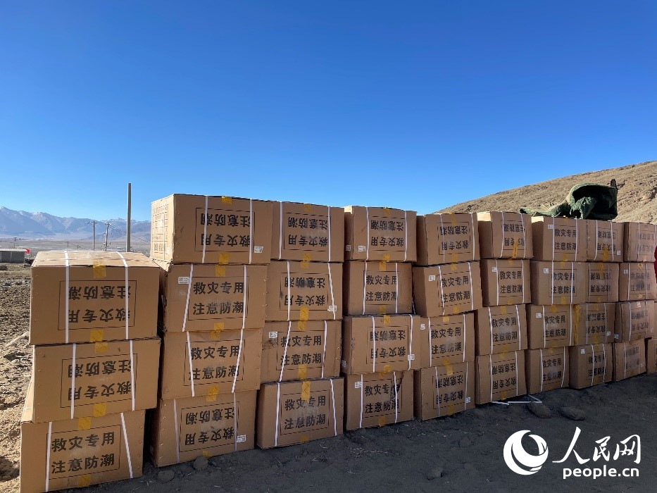 救災(zāi)物資抵達長所鄉(xiāng)古榮村。人民網(wǎng)記者 郝潔攝