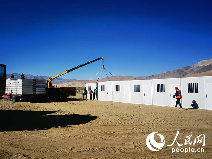 1月9日，在日喀則市定日縣長所鄉(xiāng)森嘎村安置點，工作人員抓緊搭建移動板房，確保受災(zāi)群眾溫暖過冬。人民網(wǎng)記者 吳雨仁攝