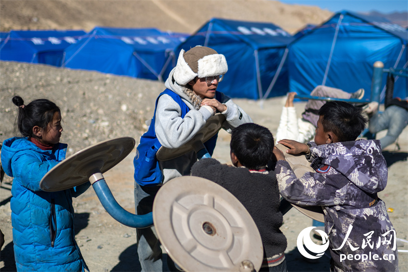 西藏星光社會(huì)工作服務(wù)中心社工久米旦增通過聊天談心，對(duì)孩子們進(jìn)行災(zāi)后心理疏導(dǎo)。人民網(wǎng)記者 翁奇羽攝
