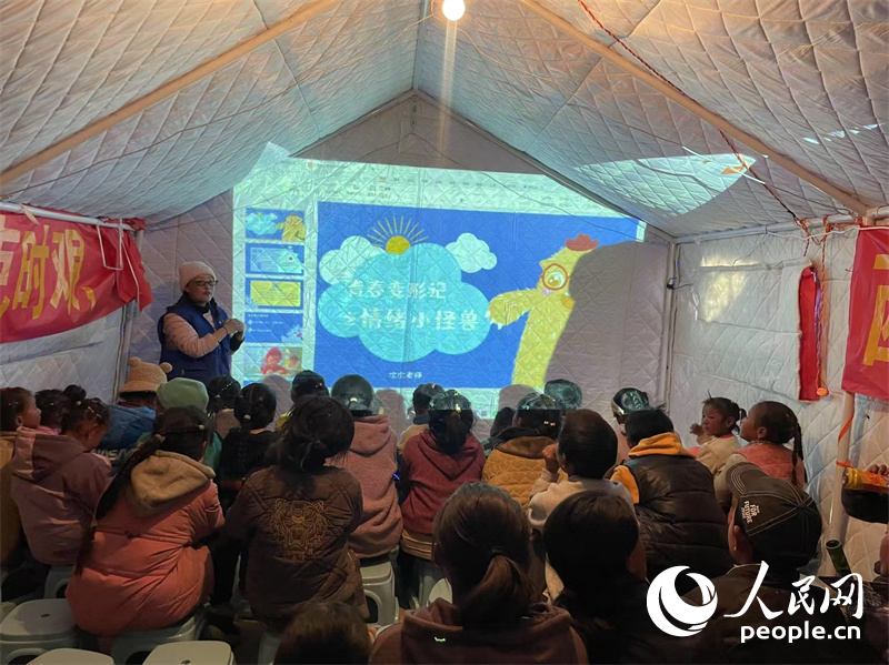 社工次旦拉姆以“青春變形記之情緒小怪獸”為主題給塘仁村孩子們講課。人民網(wǎng)記者 郝潔攝