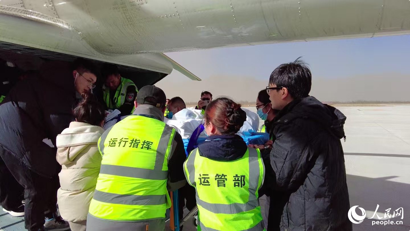 多方工作人員將受傷女童安全轉(zhuǎn)移。周航攝