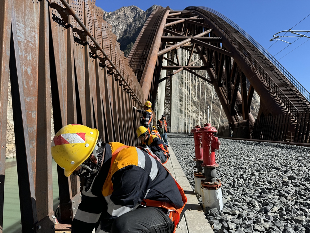 螺栓檢查。馬生明攝