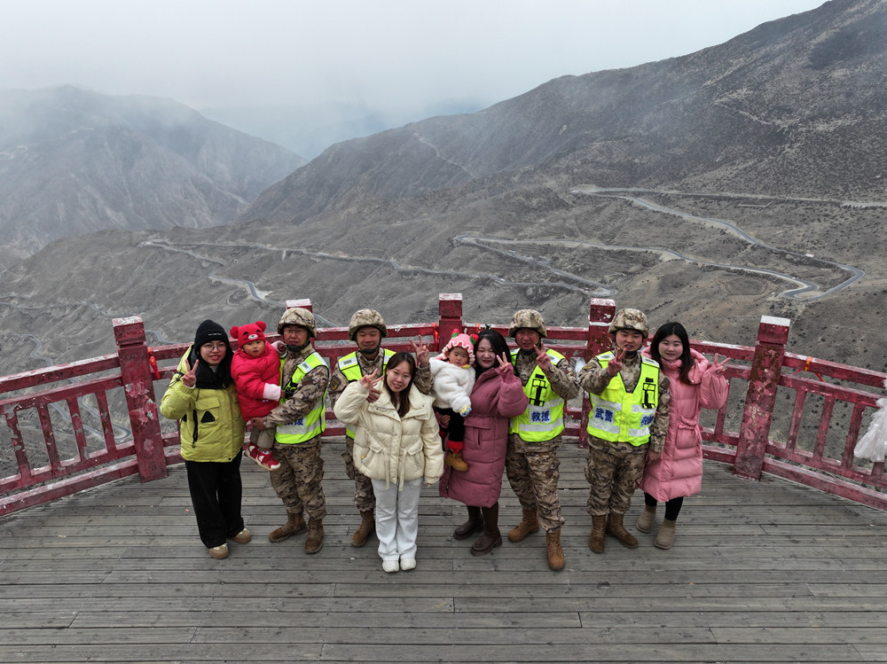 支隊組織家屬隨隊養(yǎng)護體驗丈夫工作。何眾攝