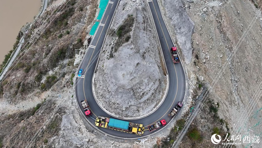 變壓器運(yùn)輸過(guò)彎途中