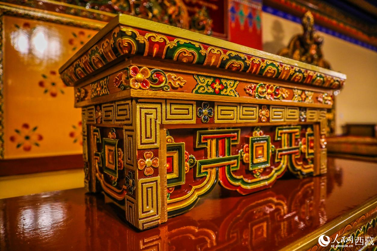 精美的繪畫(huà)與虱雕功底呈現(xiàn)在藏式家具上