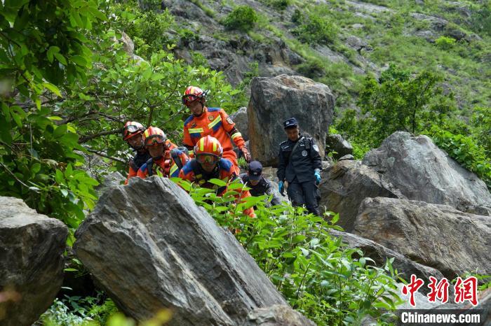 西藏吉隆山洪現(xiàn)場(chǎng)救援力量開(kāi)展人員搜救與隱患排查