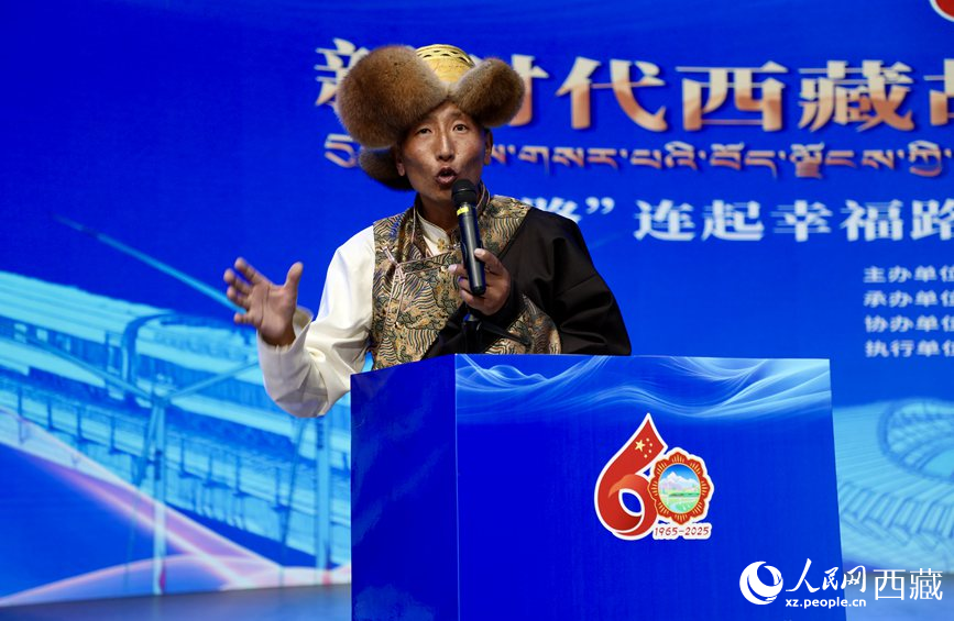 山南市隆子縣三安曲林鄉(xiāng)三林村黨支部副書記扎西次仁作分享報告。人民網(wǎng)記者 次仁羅布攝