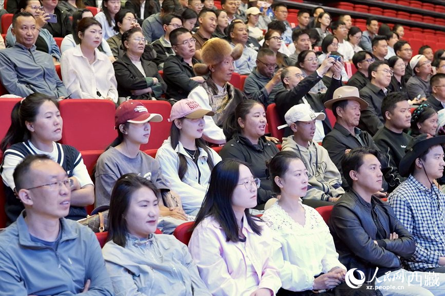 300余名干部職工、群眾代表在現(xiàn)場聆聽講座。人民網(wǎng)記者 次仁羅布攝