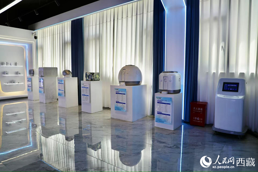 各類制氧產(chǎn)品。人民網(wǎng)記者 次仁羅布攝