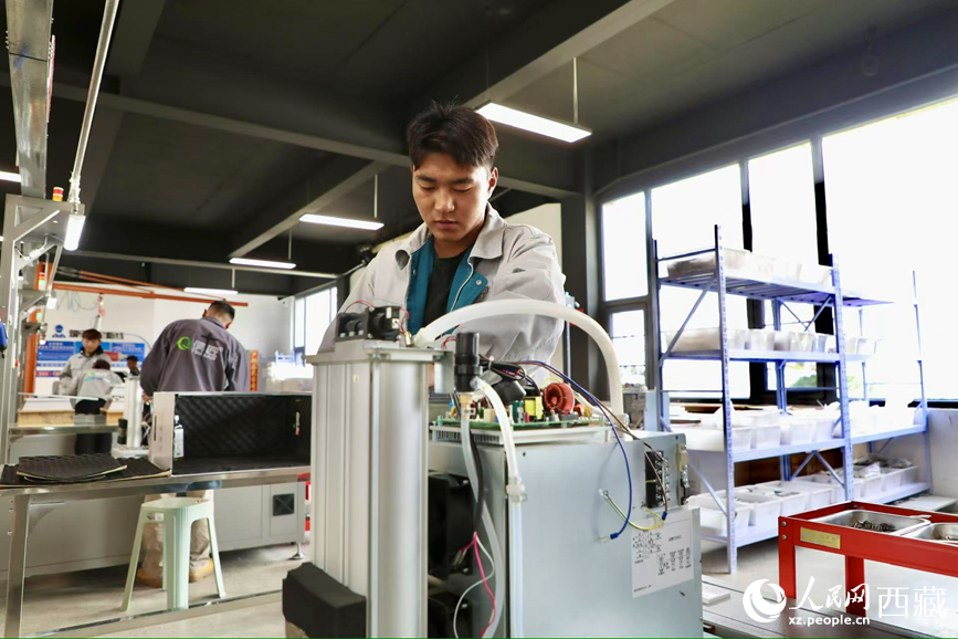 生產(chǎn)車間工人正在安裝制氧設(shè)備。人民網(wǎng)記者 次仁羅布攝