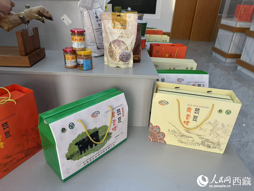 茹巨藏香豬禮盒。羅雨欣攝