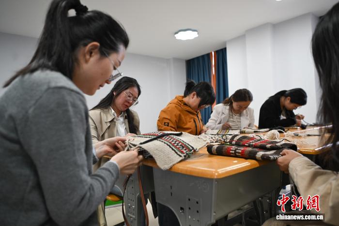 拉薩青年開啟多彩夜學(xué)之旅