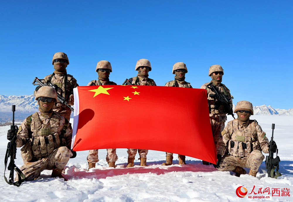 官兵在巡邏點上宣誓。人民日報記者 瓊達(dá)卓嘎攝