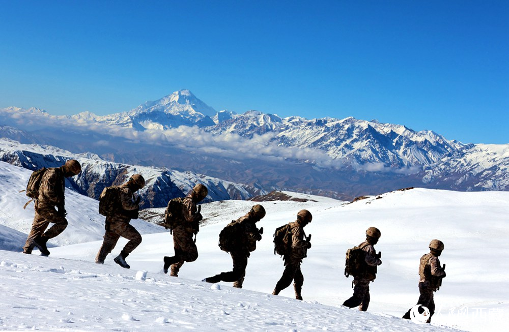 官兵在巡邏。人民日報記者 瓊達(dá)卓嘎攝