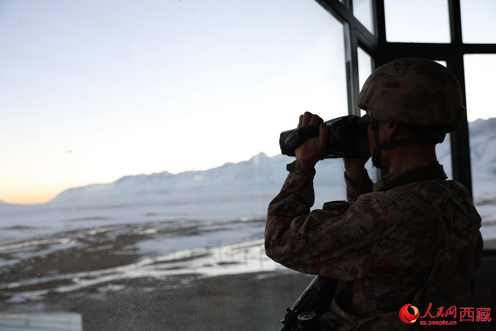 官兵在觀察哨所周邊情況。人民日報記者 瓊達(dá)卓嘎攝