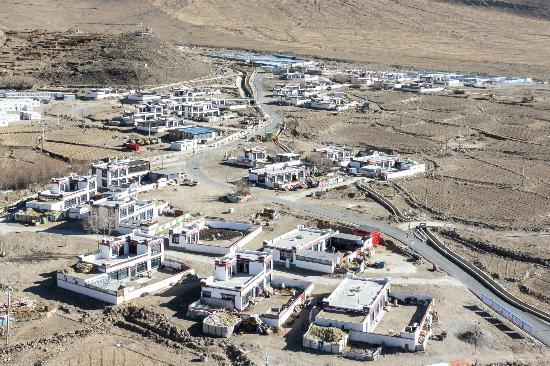 2025年12月11日，西藏定日縣長所鄉(xiāng)古榮村新貌。人民網(wǎng)記者 翁奇羽攝