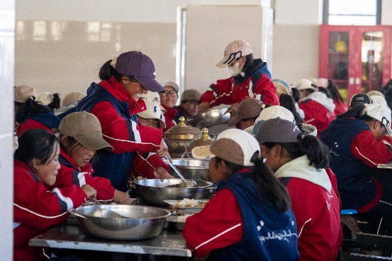 中午時(shí)分，學(xué)生們?cè)谑程糜貌汀Ｈ嗣窬W(wǎng)記者 翁奇羽攝