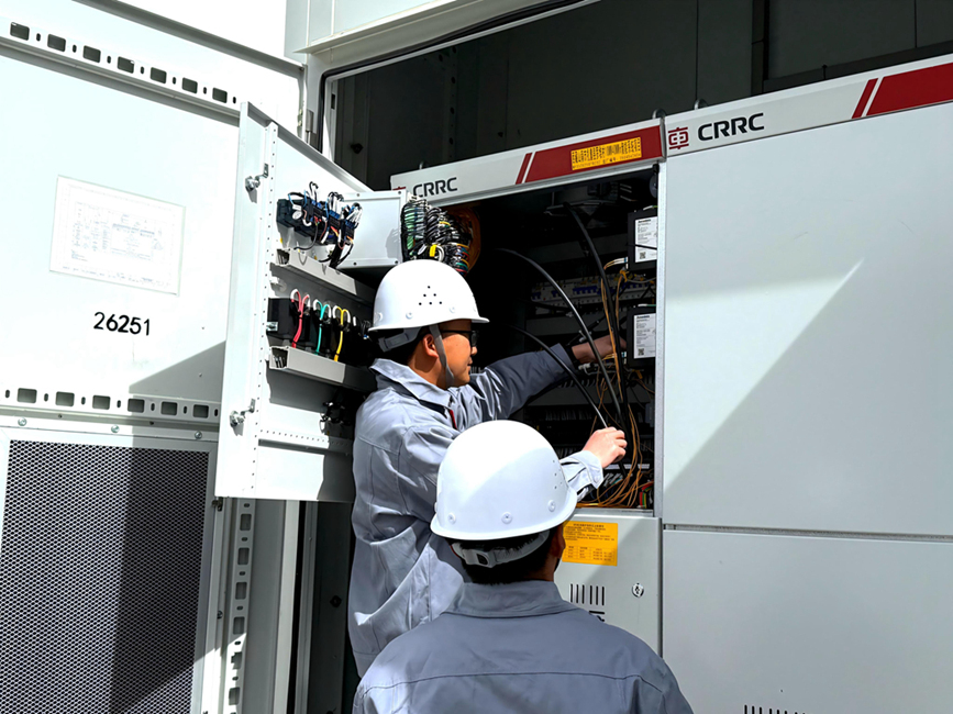 運(yùn)維人員精細(xì)檢修，保障清潔電力穩(wěn)定輸出。人民網(wǎng)記者 吳雨仁攝