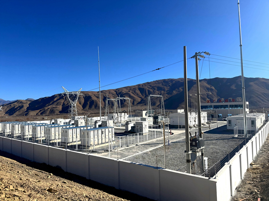 西藏自治區(qū)山南市扎囊縣扎其鄉(xiāng)羅堆村50兆瓦光伏治沙示范項(xiàng)目現(xiàn)場(chǎng)，電網(wǎng)設(shè)施有序運(yùn)行，綠電由此輸送四方。人民網(wǎng)記者 吳雨仁攝