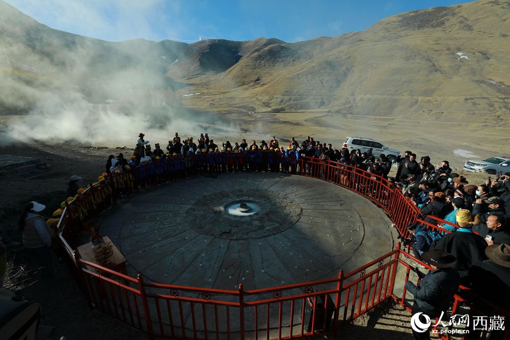 達(dá)普天文觀測(cè)臺(tái)上，陽光精準(zhǔn)穿透觀測(cè)房的方孔，投射在測(cè)光石上，標(biāo)志著高原春耕灌溉時(shí)節(jié)正式到來。人民網(wǎng)記者 吳雨仁攝