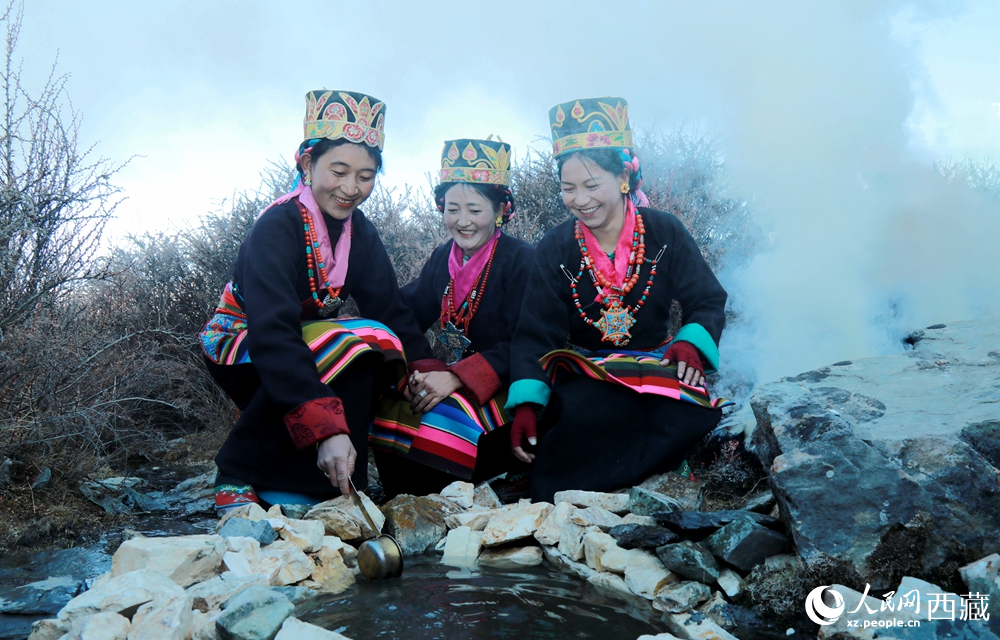 拉東村的婦女們身著盛裝，面帶笑容，用銅勺從溪石間取水，以傳統(tǒng)儀式祈愿新一年五谷豐登、風(fēng)調(diào)雨順。人民網(wǎng)記者 吳雨仁攝