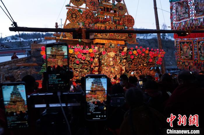 圖為游客直播塔爾寺酥油花展?！●R銘言 攝