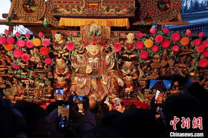 圖為游客觀賞塔爾寺酥油花展，并用手機(jī)記錄?！●R銘言 攝