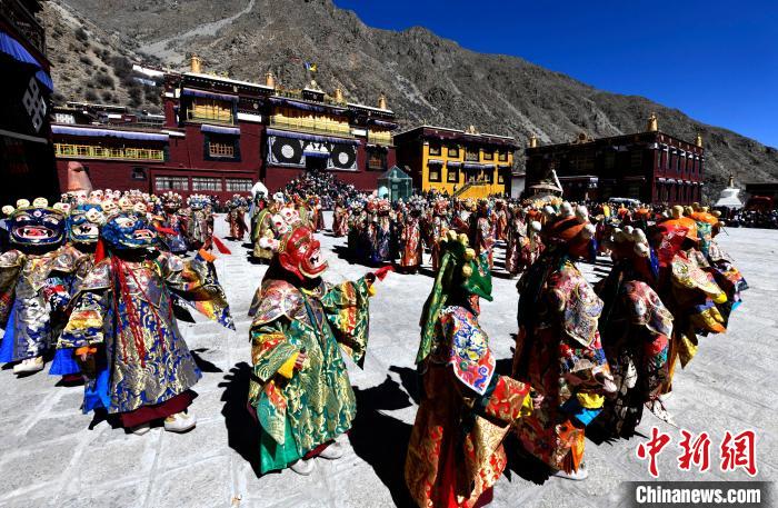 2月19日，楚布寺僧人們佩戴面具參加跳神活動?！±盍?攝