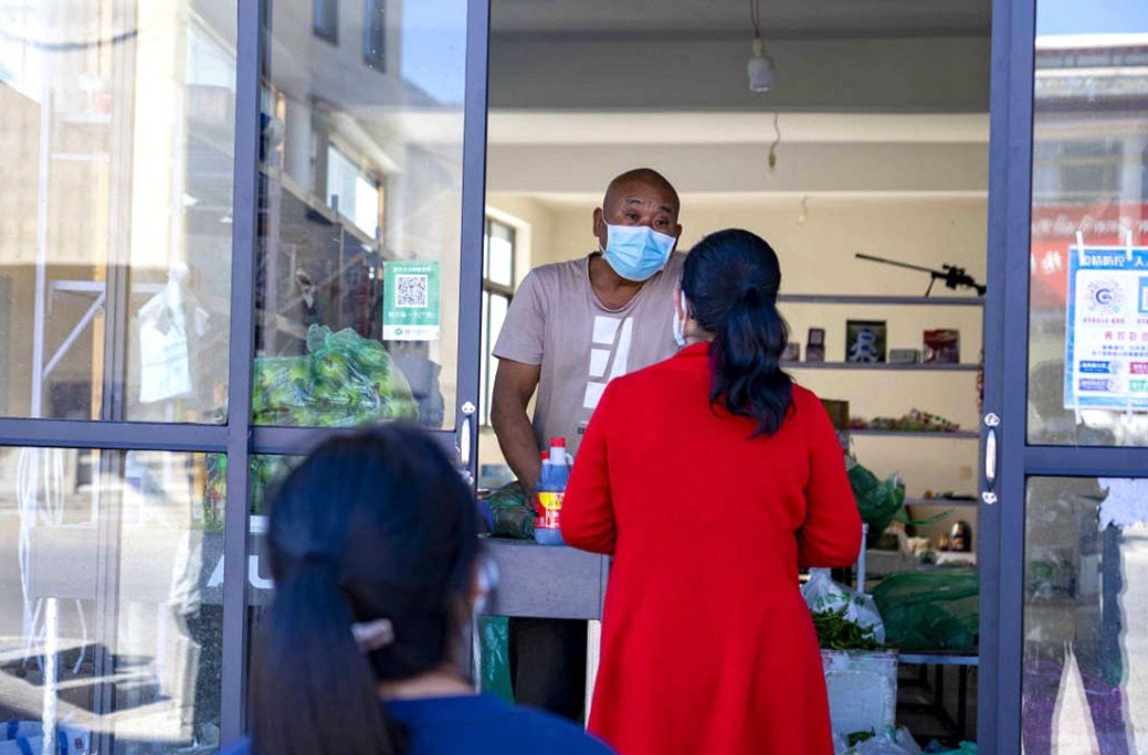 市民們有序排隊購買早餐。人民網 次仁羅布攝