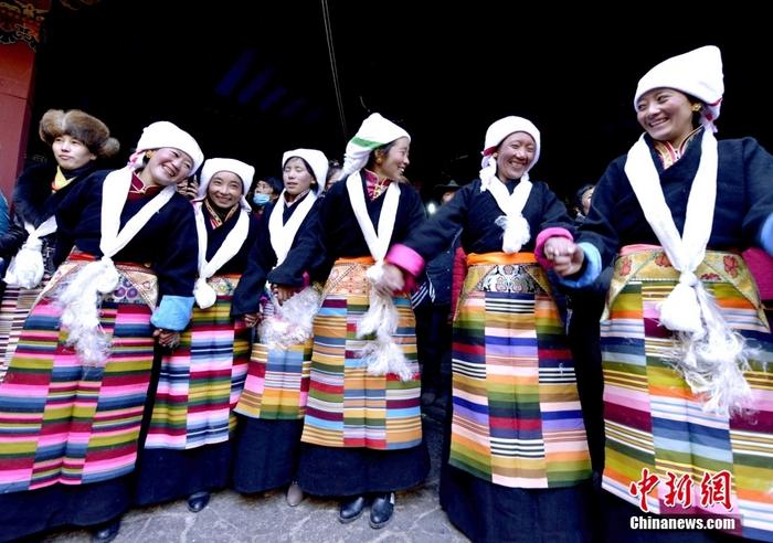 資料圖為2014年12月6日，拉薩民眾歡度“仙女節(jié)”。 <a target='_blank' href='/'><p  align=