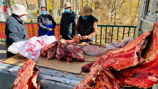 圖為市民正在買牛肉，本報記者 格桑倫珠攝(3737723)-20221201105107(1).jpg